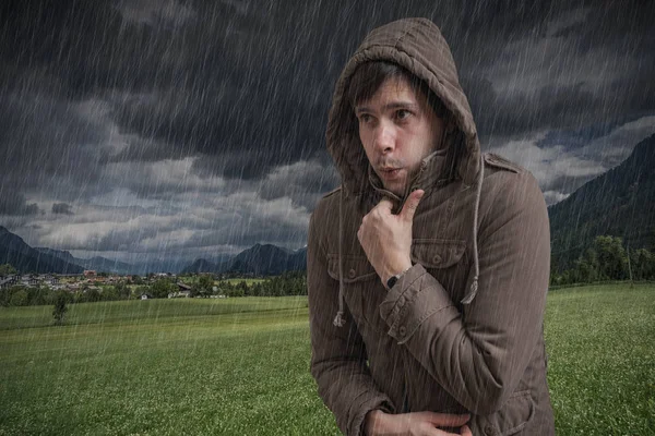 Joven Sintiendo Frío Durante Tormenta — Foto de Stock