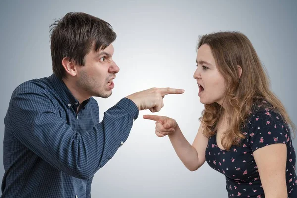 年轻夫妇在争吵和指责对方 — 图库照片