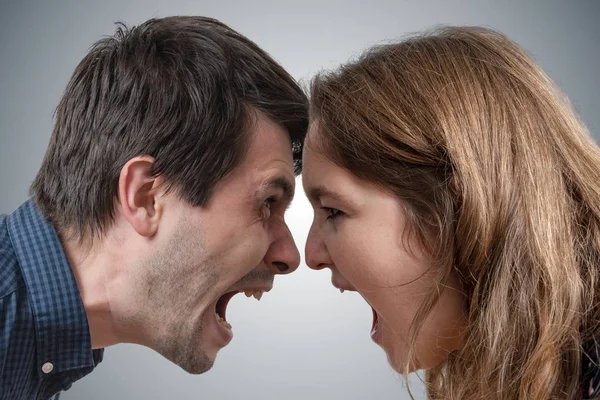 若いカップルがお互いに叫んでいます 離婚のコンセプト — ストック写真
