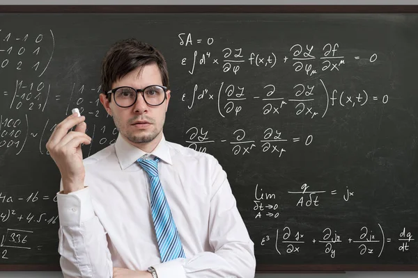 Jovem Professor Frente Quadro Negro Com Equações Matemáticas — Fotografia de Stock