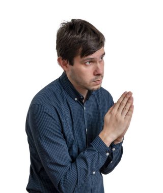 Üzgün adam yalvarıyor ve yardım istiyor. Beyaz arka plan üzerinde izole.