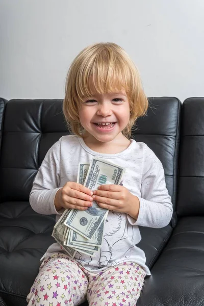 Criança Feliz Está Segurando Muito Dinheiro — Fotografia de Stock