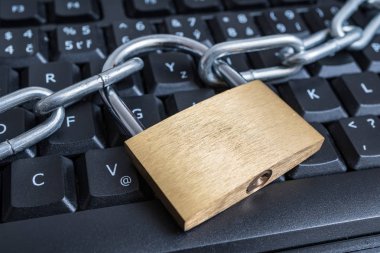 Veri koruma, gizlilik ve güvenlik kavramı. Bilgisayar klavye üzerinde zinciri ile kilitlemek.