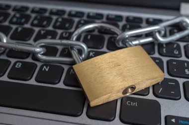 Bilgisayar klavye üzerinde zinciriyle kilitleyin. Veri koruma, gizlilik ve güvenlik kavramı.