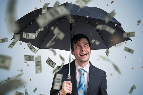 우산과 아래로 떨어지는 성공적인 부유한 사업가 — 스톡 사진