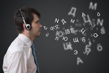 Kulaklıklar ile genç adam farklı yabancı dilde konuşuyor.