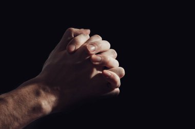 Bir siyah arka plan üzerine izole adam dua el.