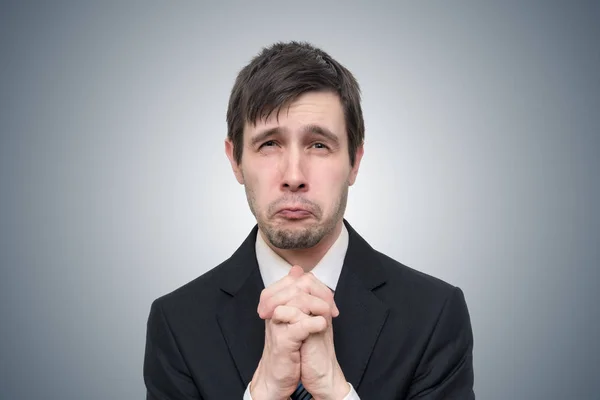 Divertido joven empresario está mendigando o pidiendo ayuda . — Foto de Stock