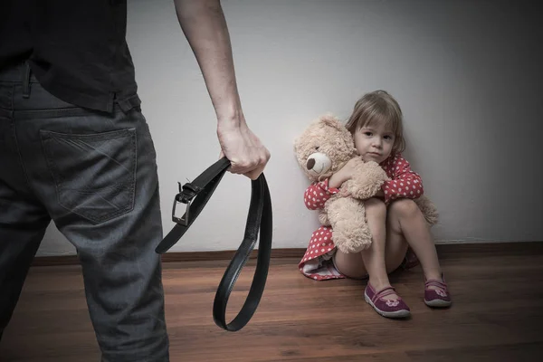 Punição corporal ou física de uma criança. Violência em casa. Um — Fotografia de Stock