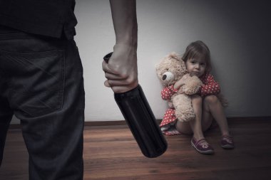 Evde şiddet. Alkolik baba elinde şişe tutar. Korku 