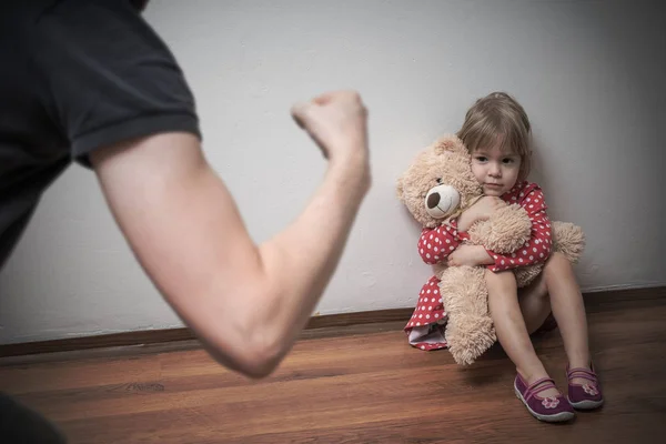 Punição corporal ou física de uma criança. Violência em casa. Fios — Fotografia de Stock