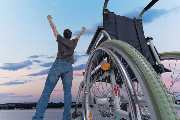 Ο ανάπηρος με ειδικές ανάγκες είναι πάλι υγιής. Είναι ευτυχισμένος και στέκεται — Φωτογραφία Αρχείου