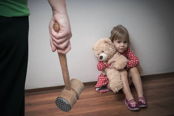 Erőszak otthon. Testi vagy fizikai büntetés a gyermek. — Stock Fotó