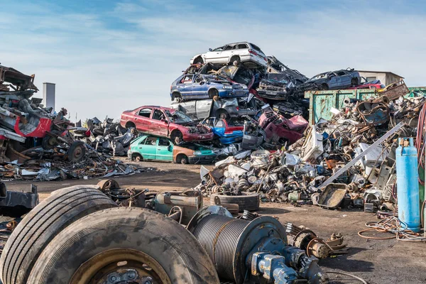 Old cars in landfill. Garbage pile in trash dump or landfill. Po — Stock Photo, Image