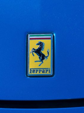 Londra, İngiltere - 3 Ağustos 2014: Ferrari 'nin Logosu.