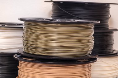 3B yazıcı için birçok plastik iplik makarası.