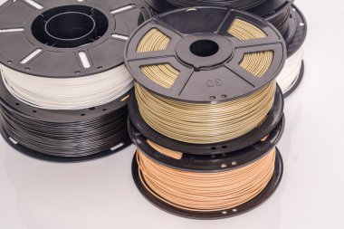 3D yazıcı için bir sürü plastik iplik makarası. Farklı renkler.