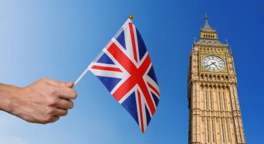Büyük Britanya bayrağıyla Londra 'da turist. Big Ben arka planda.