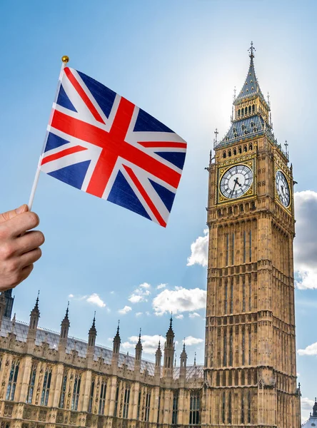 Toursist Στο Λονδίνο Κρατώντας Σημαία Της Μεγάλης Βρετανίας Στο Χέρι — Φωτογραφία Αρχείου