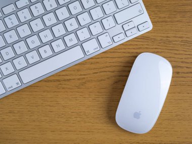 Uk, Ekim 2019: Elma mac kablosuz fare ve klavye ahşap masanın üzerinde