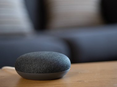 akıllı ev sesi etkinleştirilmiş hoparlör oturma odasında