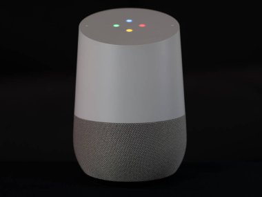 Uk, Ekim 2019: Google ev akıllı konuşmacı siyah arkaplan üzerine aydınlatıldı