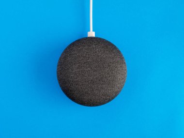 Mavi arkaplanda akıllı ev aygıtı hoparlörü