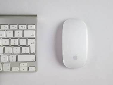 Uk, Ekim 2019: Beyaz zemin üzerinde Apple mac kablosuz fare ve klavye
