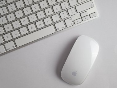 Uk, Ekim 2019: Apple mac mouse ve beyaz arkaplanda kablosuz klavye