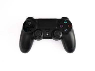 Uk, Ekim 2019 Sony Dualshock Playstation 4 oyun konsolu kumandası beyaz arkaplanda