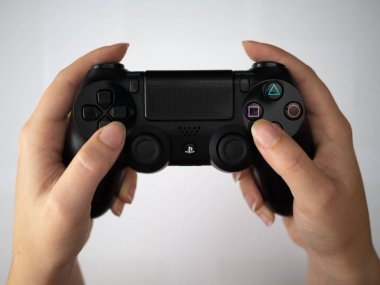 Uk, Ekim 2019: Sony Dualshock Playstation 4 oyun konsolu kadın oyuncu denetleyici
