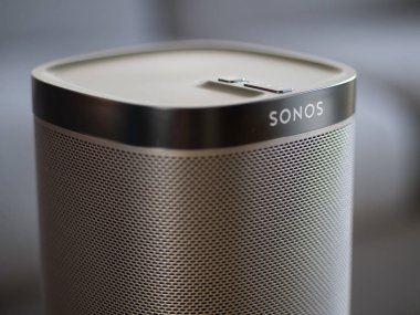 Uk, Ekim 2019: Sonolar siyah kablosuz hoparlör oynuyorlar