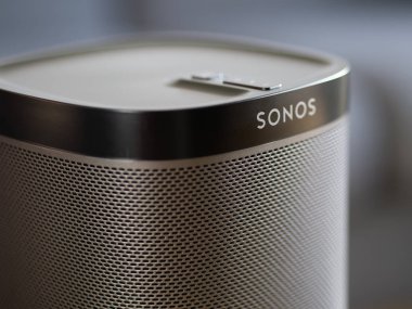 Uk, Ekim 2019: Sonolar yakın çekimde siyah kablosuz hoparlör oynuyorlar