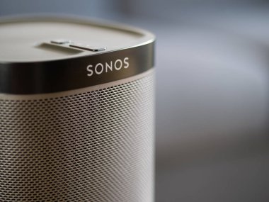 Uk, Ekim 2019: Sonolar yakın çekimde siyah kablosuz hoparlör oynuyorlar