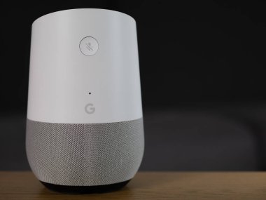Uk, Ekim 2019: Google Home akıllı hoparlör salonda ahşap masa üzerinde