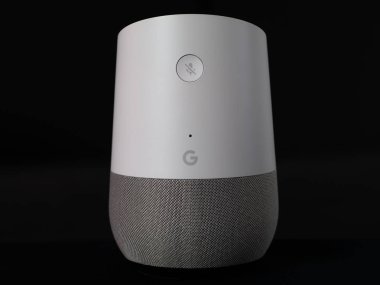 Uk, Ekim 2019: Google Siyah zemin üzerinde akıllı hoparlör