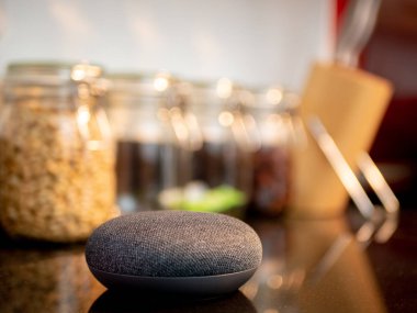 akıllı ev hoparlörü aygıtı mutfak ayarında