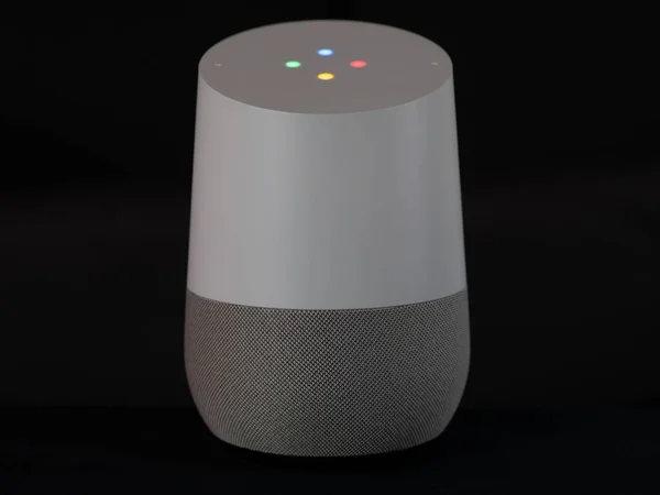 Uk, Ekim 2019: Google ev akıllı konuşmacı siyah arkaplan üzerine aydınlatıldı