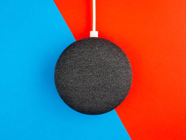 Smart home device luidspreker op rode en blauwe achtergrond — Stockfoto
