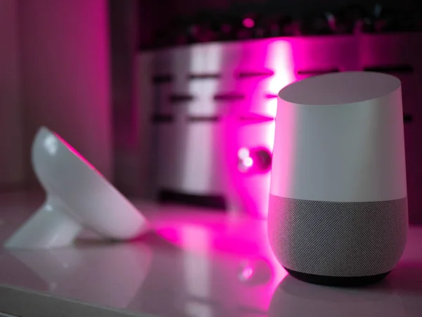 Smart home luidspreker verlicht met kleurverandering LED-lamp licht - Pink — Stockfoto
