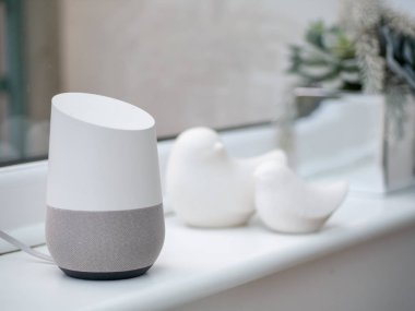 Ev ortamında akıllı bluetooth hoparlör asistanı