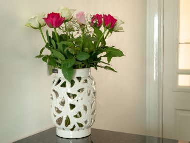 Dekoratif vazoda çok renkli güller.