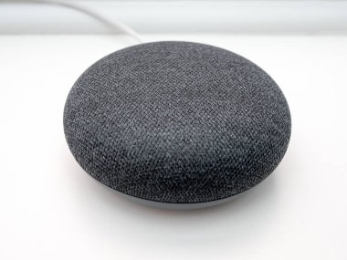 Beyaz arkaplanda akıllı ev aygıtı bluetooth hoparlörünü kapat