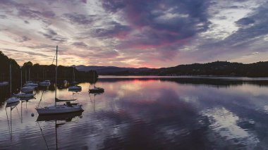 Göl kenarındaki yatlar, İHA 'lar tarafından gündoğumunda Göl Bölgesi.