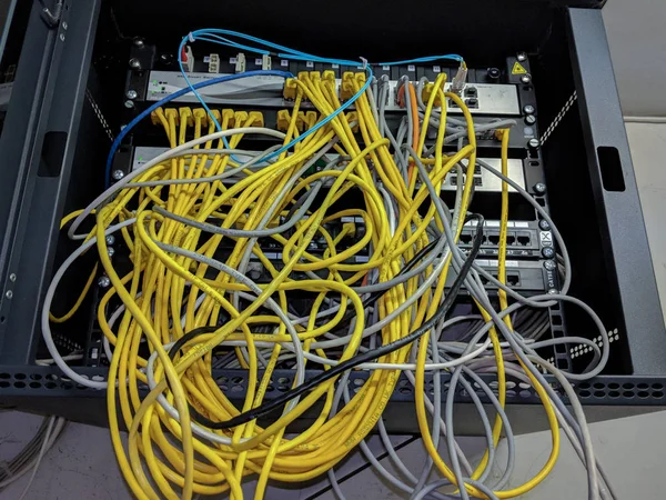 Грязные сетевые кабели — стоковое фото