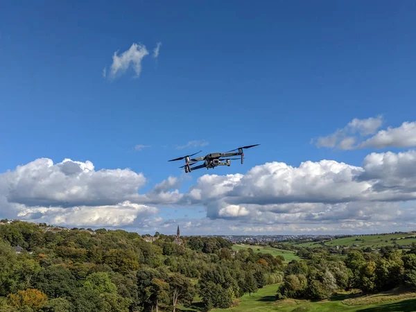 Drone volando contra el cielo azul —  Fotos de Stock