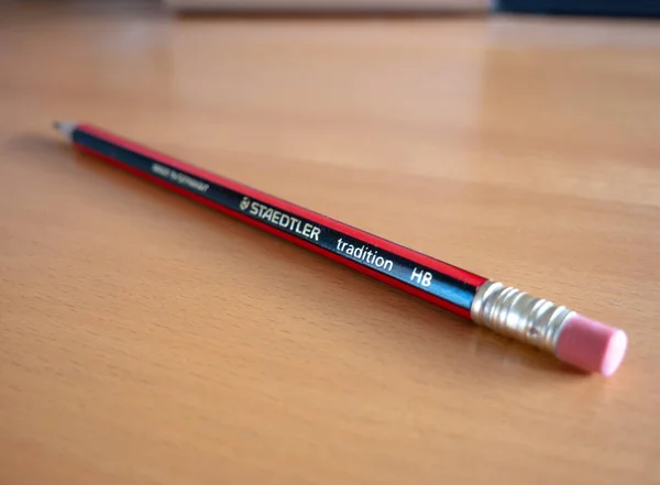 Un crayon un bureau — Photo
