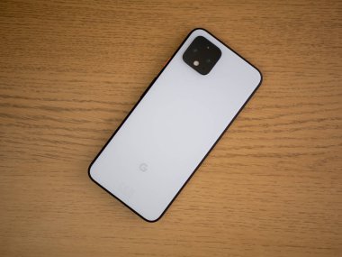 Uk, Ekim 2019: Piksel 4 akıllı telefon sehpanın üzerinde yüzüstü.