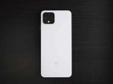 Uk, Ekim 2019: Piksel 4 beyaz akıllı telefon koyu ahşap temiz ofis masasında