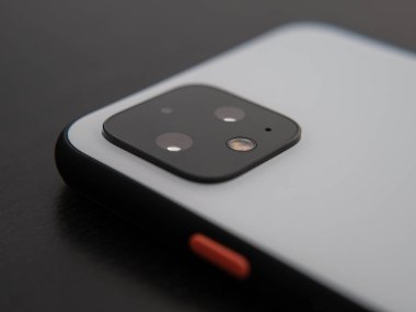 Uk, Ekim 2019: Piksel 4 beyaz telefon makro kamera lensi ve güç düğmesi